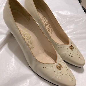 Salvatore Ferragamo Florence Italy Off White Leather Pumps - Size: 81/2